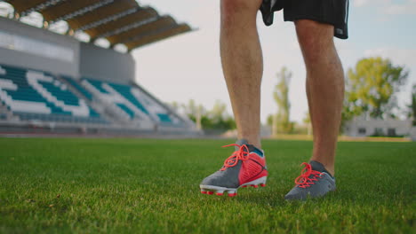 Patear-Un-Balón-De-Fútbol-En-El-Aire-En-Un-Primer-Plano-De-Un-Campo-De-Fútbol